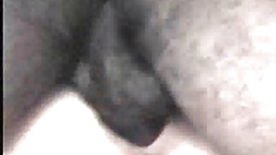 بالوں والی بلی شوقیہ اس کے گلابی بلی clit کے ساتھ کھیل رہا ہے